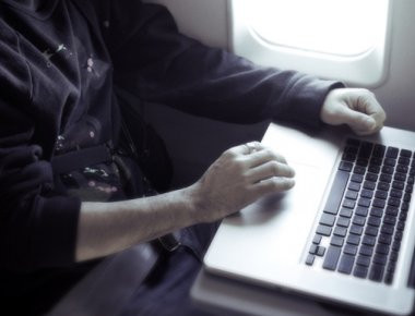 Επείγουσες συνομιλίες με τις ΗΠΑ επιθυμεί η Κομισιόν για το «μπλόκο» σε H/Y και tablet σε πτήσεις από την Ευρώπη